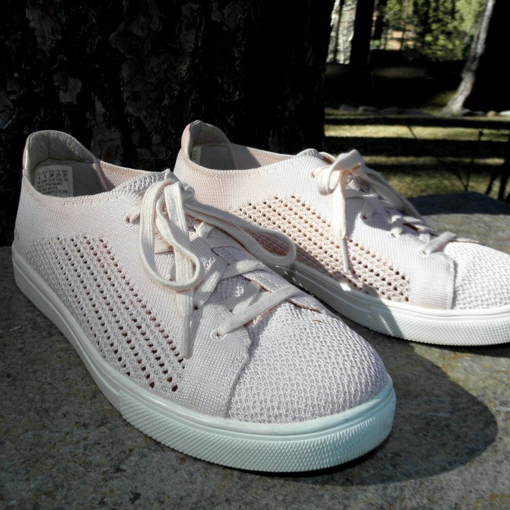 Perforated Skechers Street Memory Foam sneakers light pink size 8